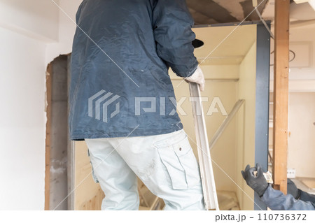 住宅リフォーム解体工事現場 110736372