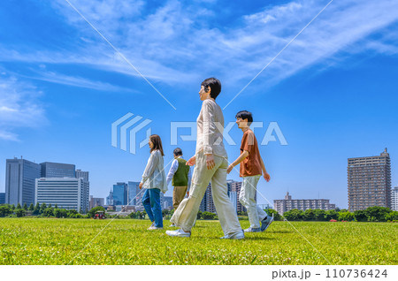 河川敷を散歩する人々 河川敷を散歩する人々 110736424