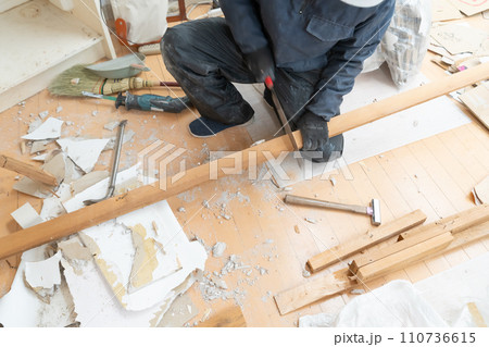 住宅リフォーム解体工事現場 110736615