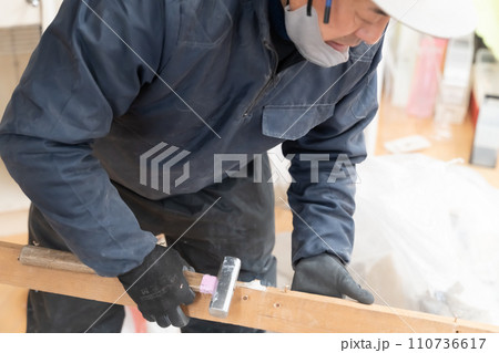 住宅リフォーム解体工事現場 110736617