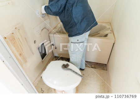 住宅リフォーム工事 ユニットバスの解体 住宅リフォーム工事 ユニットバスの解体 110736769
