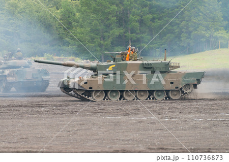 走行する陸上自衛隊90式戦車 走行する陸上自衛隊90式戦車 110736873