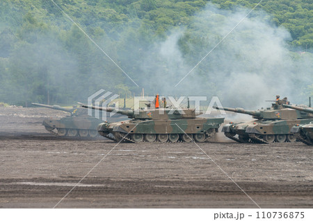 走行する陸上自衛隊90式戦車 110736875