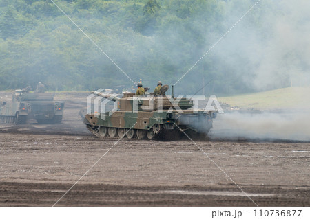 走行する陸上自衛隊90式戦車 110736877