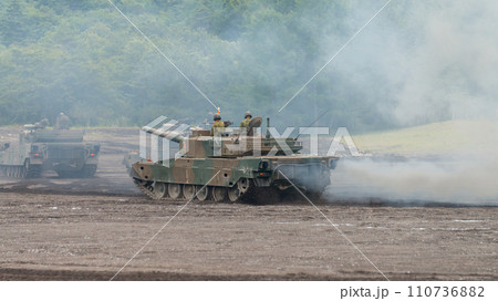 走行する陸上自衛隊90式戦車 走行する陸上自衛隊90式戦車 110736882