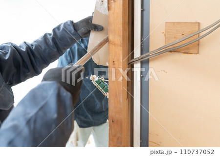 住宅リフォーム解体工事現場 110737052