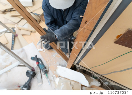 住宅リフォーム解体工事現場 110737054
