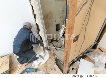 住宅リフォーム解体工事現場 110737058