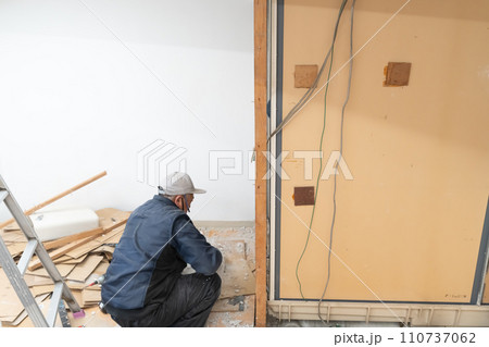 住宅リフォーム解体工事現場 110737062