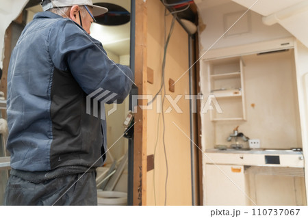 住宅リフォーム解体工事現場 110737067