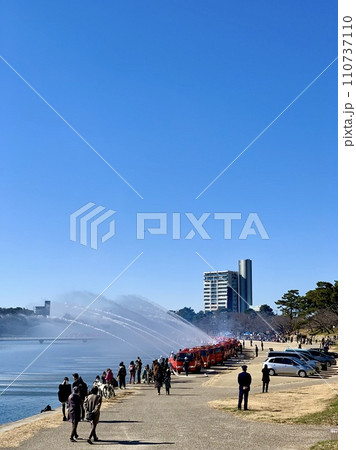 青空の下、岡崎市消防出初式で行われた一斉放水〈乙川河川緑地/愛知県岡崎市〉 青空の下、岡崎市消防出初式で行われた一斉放水〈乙川河川緑地/愛知県岡崎市〉 110737110