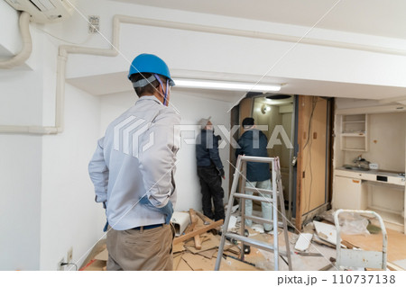 住宅リフォーム解体工事現場を見守る監督 110737138