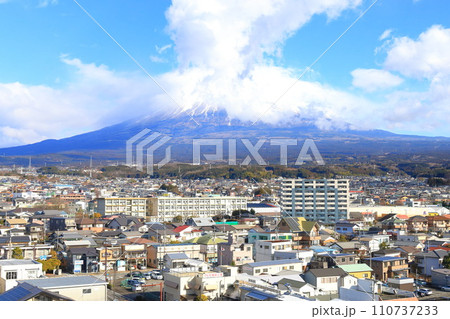 富士宮市役所から見る富士山の風景 110737233