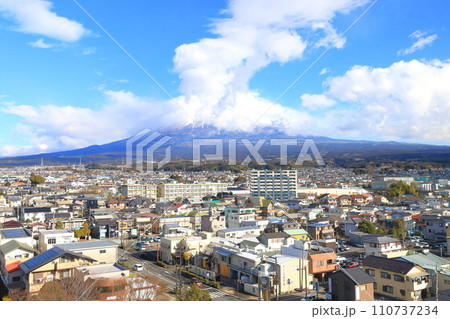富士宮市役所から見る富士山の風景 110737234