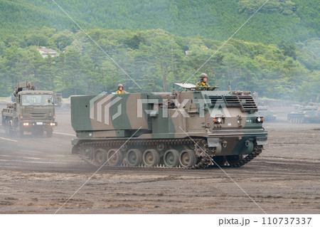 走行する陸上自衛隊多連装ロケットシステムMLRS 走行する陸上自衛隊多連装ロケットシステムMLRS 110737337