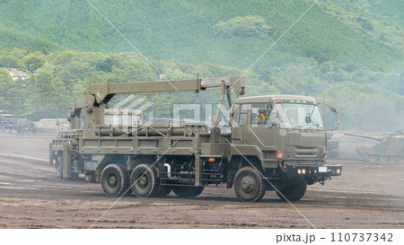 走行する陸上自衛隊多連装ロケットシステム弾薬車 110737342