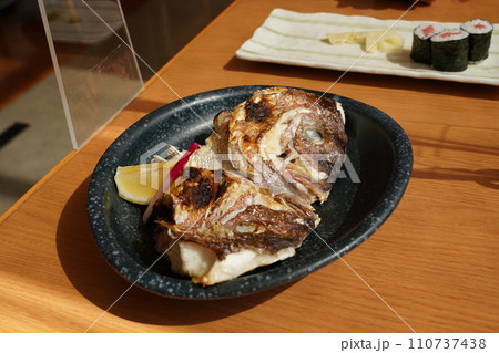 お昼ご飯で食べた鯛の兜焼き 110737438
