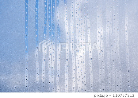 5月の肌寒い朝～結露～ 110737512