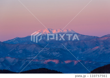冬の霧ケ峰高原からピンクに染まる夜明けの御嶽山 冬の霧ケ峰高原からピンクに染まる夜明けの御嶽山 110737561
