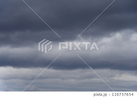 《風景・風景　背景素材》曇天・曇空 110737654