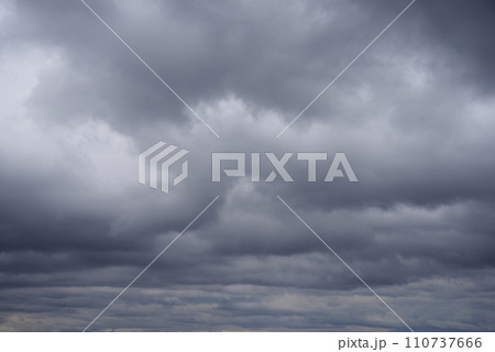 《風景・風景　背景素材》曇天・曇空 110737666