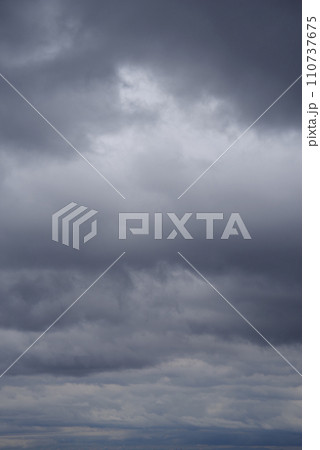 《風景・風景　背景素材》曇天・曇空 110737675
