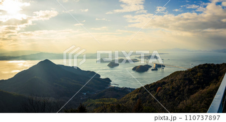 亀老山展望公園から眺める来島海峡大橋 110737897