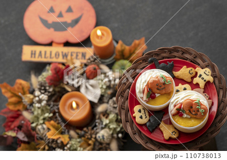 ハロウィーンのディスプレイとかぼちゃのプリン 110738013