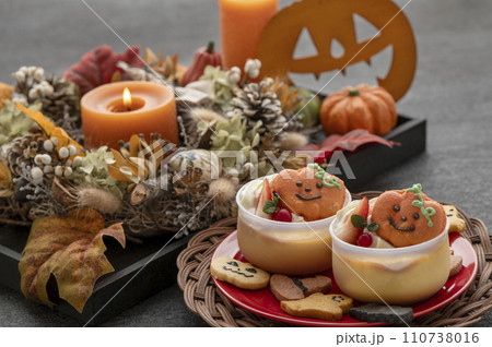 ハロウィーンのディスプレイとかぼちゃのプリン ハロウィーンのディスプレイとかぼちゃのプリン 110738016