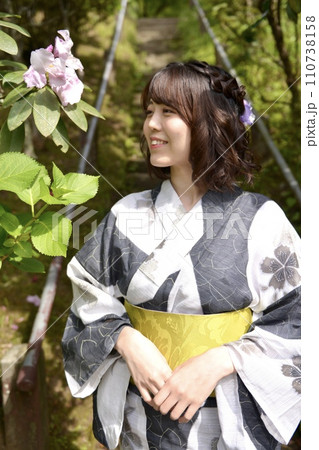 浴衣を着た若い女性のポートレート 110738158
