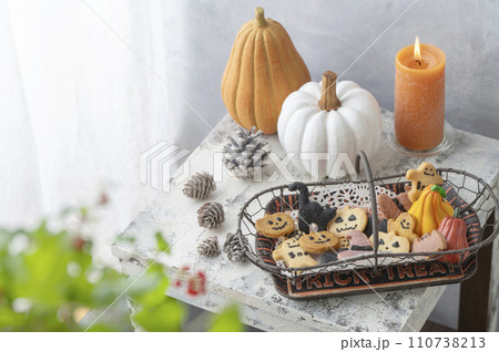ハロウィーンの飾りつけとクッキー 110738213