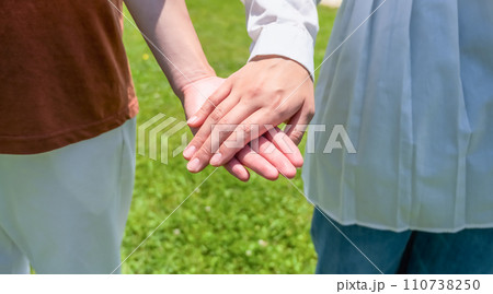 手を繋ぐカップル　パーツカット 110738250