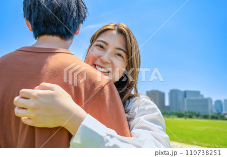 仲良しカップルのイメージカット 仲良しカップルのイメージカット 110738251
