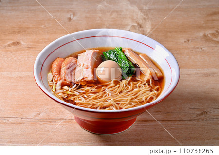 湯気は合成です。醤油ラーメン、サラダチキン、鴨肉ロースト、煮玉子、ほうれん草、シナチク。中華そば 湯気は合成です。醤油ラーメン、サラダチキン、鴨肉ロースト、煮玉子、ほうれん草、シナチク。中華そば 110738265