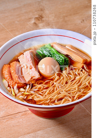 湯気は合成です。醤油ラーメン、サラダチキン、鴨肉ロースト、煮玉子、ほうれん草、シナチク。中華そば 110738268