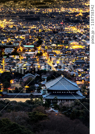 新日本三大夜景・若草山の夜景(眼下に東大寺)(奈良県奈良市春日野町)※作品コメント欄に撮影位置 新日本三大夜景・若草山の夜景(眼下に東大寺)(奈良県奈良市春日野町)※作品コメント欄に撮影位置 110738342