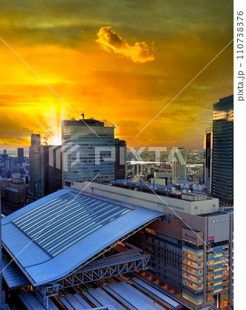 夕暮れの空とビルが並ぶ都会の街並み 夕暮れの空とビルが並ぶ都会の街並み 110738376