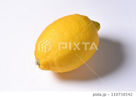 食材、フルーツのレモン、れもん、檸檬。国産のレモンです。 110738542