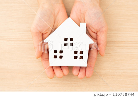 木の家を持つミドル女性の手元 110738744
