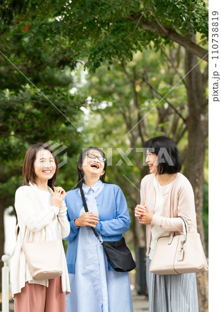 道端で談笑する女性　 110738819