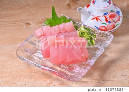 ビントロまぐろ、びんとろマグロ、ビンナガマグロ、刺身用の柵、生食用。 ビントロまぐろ、びんとろマグロ、ビンナガマグロ、刺身用の柵、生食用。 110738884