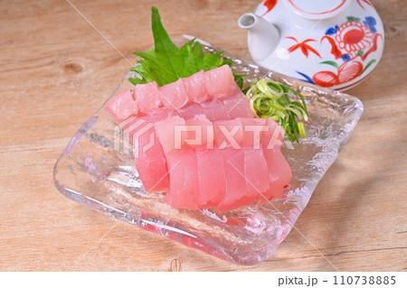 ビントロまぐろ、びんとろマグロ、ビンナガマグロ、刺身用の柵、生食用。 ビントロまぐろ、びんとろマグロ、ビンナガマグロ、刺身用の柵、生食用。 110738885
