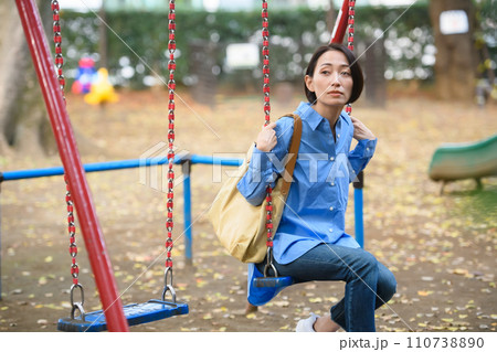 公園で時間つぶしをする女性 110738890