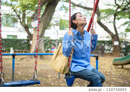 公園で時間つぶしをする女性 110738893