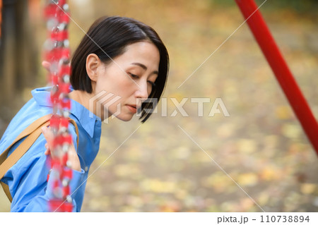 公園で時間つぶしをする女性 110738894