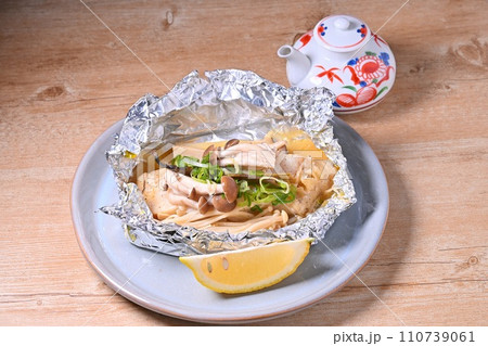 鱈(たら、タラ)のホイル焼き、簡単レシピ、レモン添え。 鱈(たら、タラ)のホイル焼き、簡単レシピ、レモン添え。 110739061