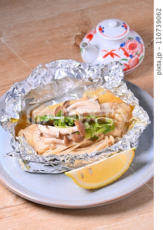 鱈（たら、タラ）のホイル焼き、簡単レシピ、レモン添え。 110739062