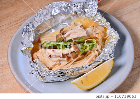 鱈（たら、タラ）のホイル焼き、簡単レシピ、レモン添え。 110739063