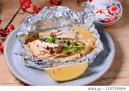 鱈(たら、タラ)のホイル焼き、簡単レシピ、レモン添え。 鱈(たら、タラ)のホイル焼き、簡単レシピ、レモン添え。 110739064
