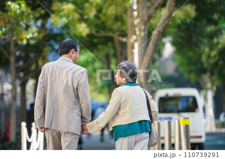 手を繋いで歩くシニア夫婦 後ろ姿 手を繋いで歩くシニア夫婦 後ろ姿 110739291